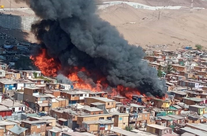 Cónsul de Bolivia en Iquique Eloy Poma estimó que alrededor de 350 a 400 personas de nacionalidad boliviana, integrantes de unas 150 familias quedaron damnificadas por el incendio en Laguna Verde