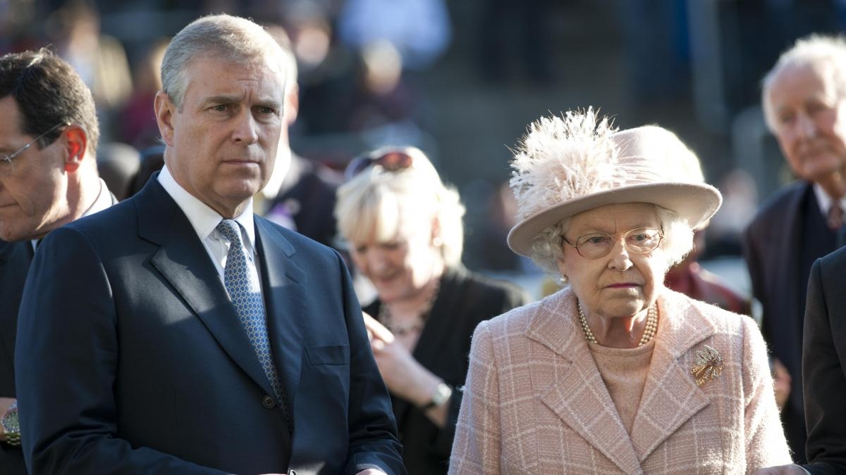 La Reina Isabel II ha despojado a su tercer hijo de sus privilegios tras las últimas novedades sobre la demanda por abuso sexual que pesa sobre él