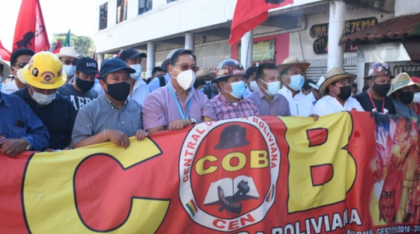 En homenaje al día del trabajador 1ro de mayo presidente Luis Arce y vicepresidente David Choquehuanca marchan en Oruro junto a la COB