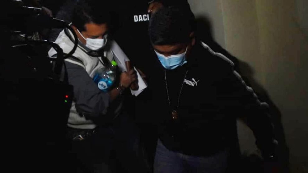 Max Mendoza llega a La Paz aprehendido por los delitos de usurpación de funciones y conducta antieconómica se prepara audiencia cautelar