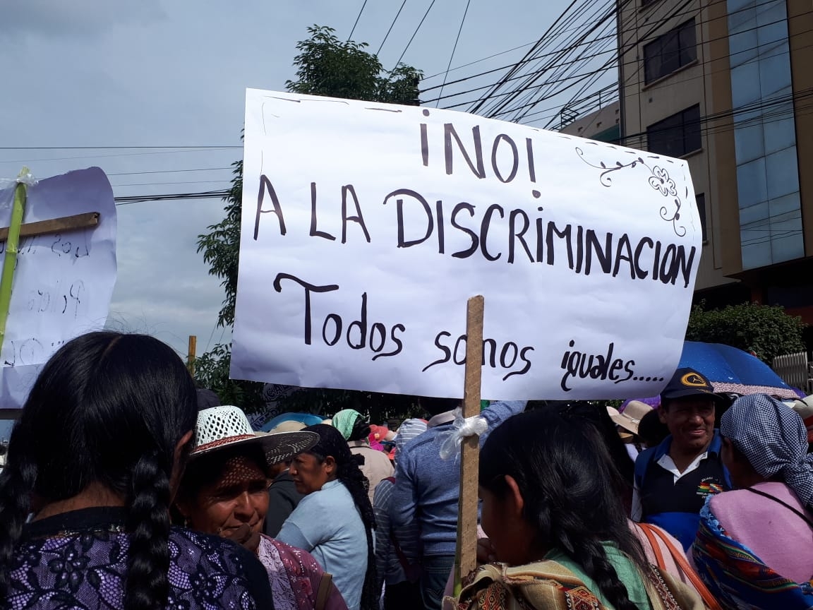 Marcha masiva en el centro paceño dice no al racismo y la discriminación en Bolivia