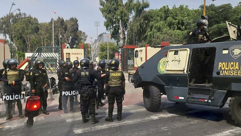 Detienen a más de 200 manifestantes en una importante universidad pública en Lima Perú