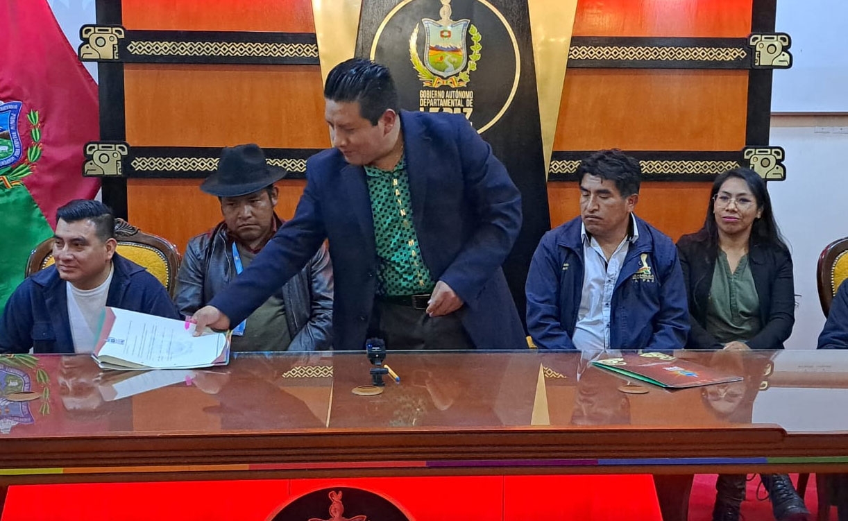 Gobernación paceña promulga ley para hacerse cargo de actos cívicos, alcalde Iván Arias lo considera un 