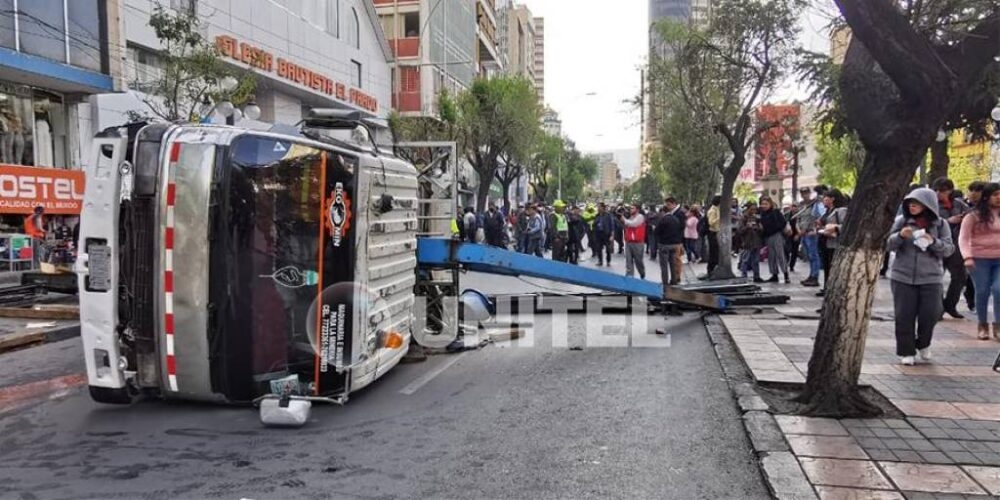 Una grúa terminó con vuelco de costado en pleno Prado paceño debido a una presunta falta en la estabilización