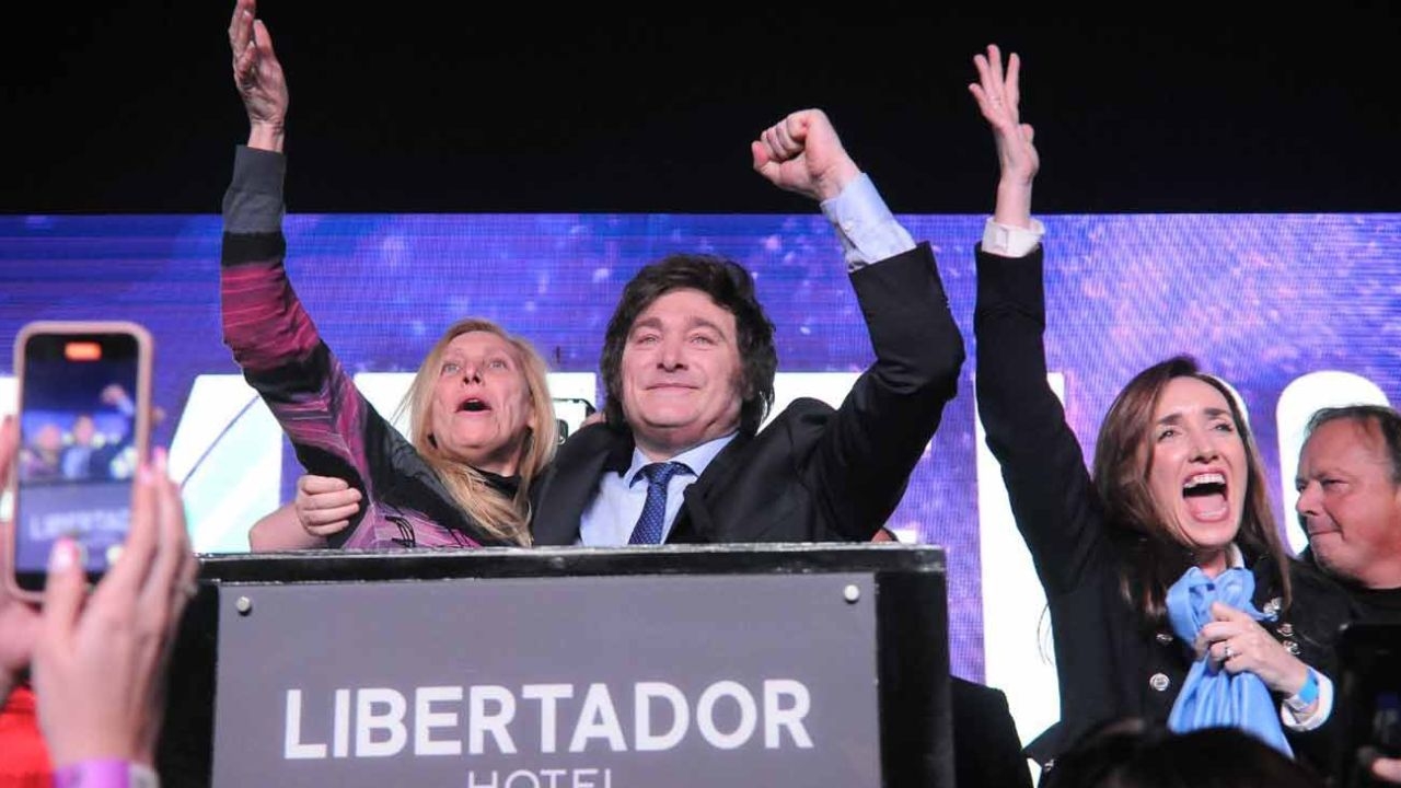 Javier Milei es presidente electo de Argentina al lograr una contundente victoria ante Massa y da un vuelco a la política del país