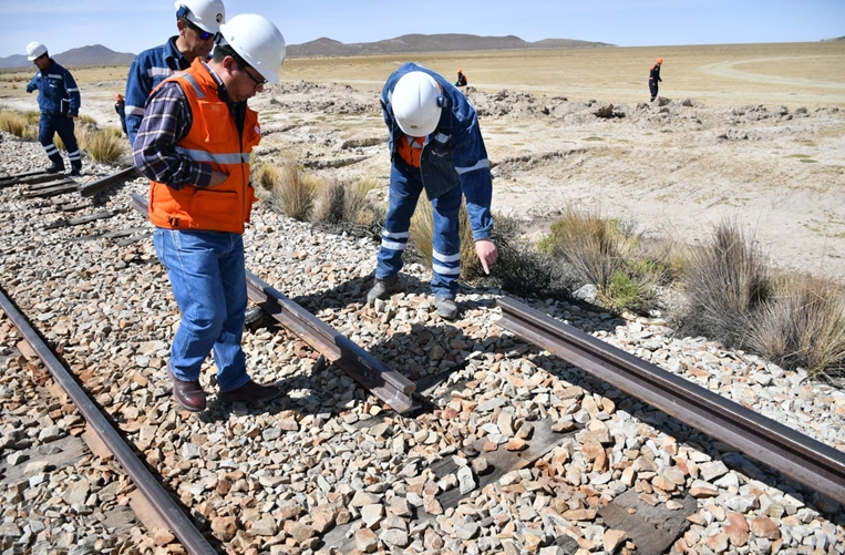 Robo de rieles de la vía Oruro - Uyuni provoca el descarrilamiento de una locomotora