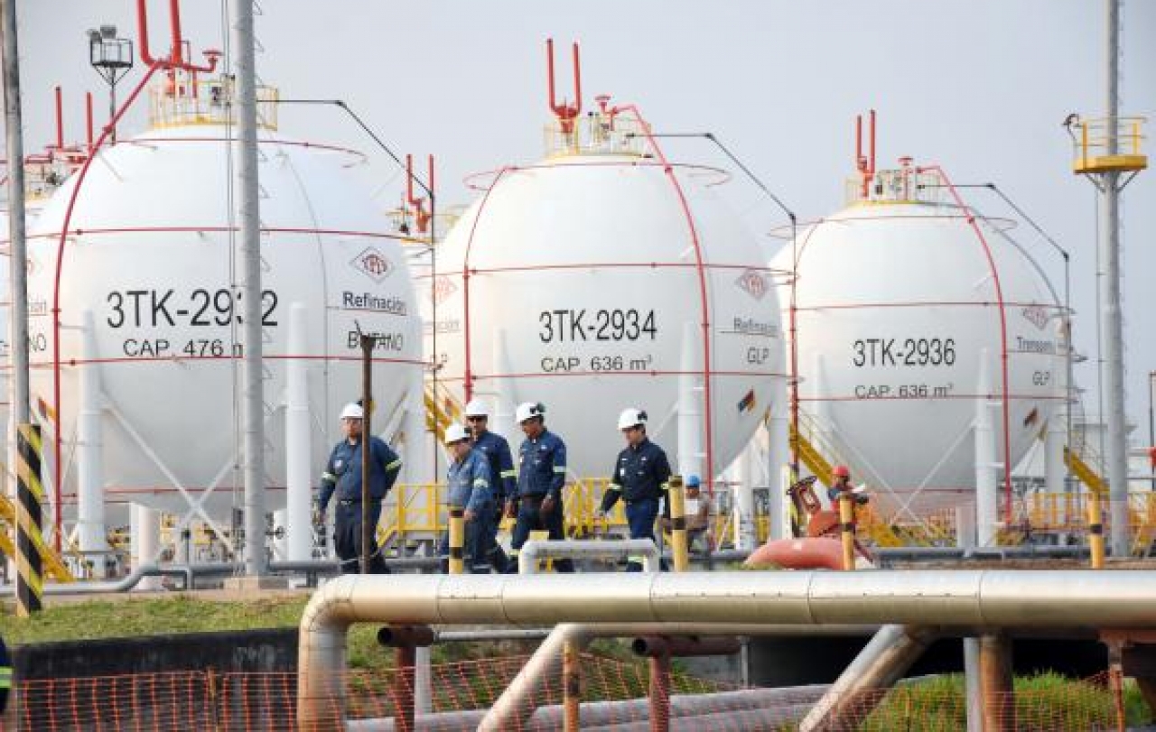 13 trabajadores de la refinería de Santa Cruz, son aprehendidos por el robo de 91.000 litros de gasolina