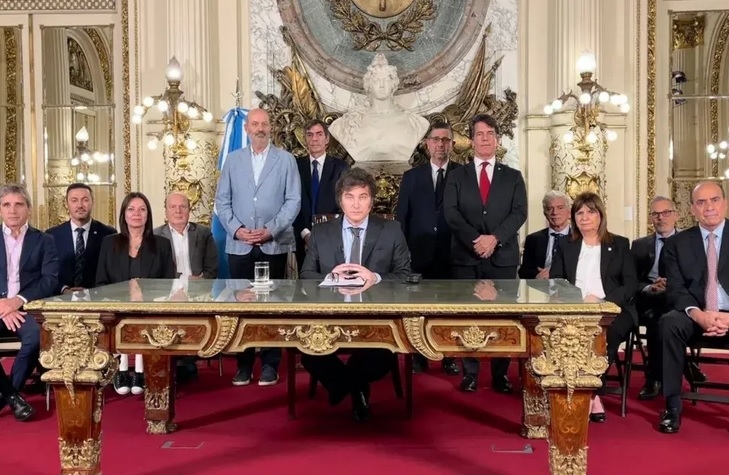 Javier Milei anuncia por decreto para desregular la economía argentina y privatizar empresas públicas
