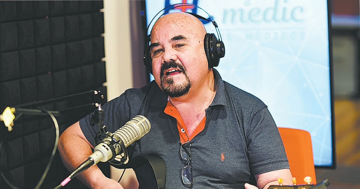 Muere el cantautor Adrián Barrenechea, por complicaciones y secuelas del coronavirus hace más de un año