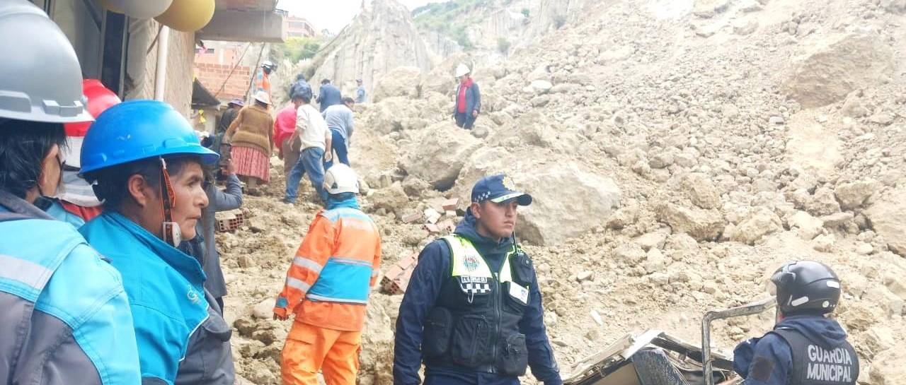 Vecinos rompen cerco y retiran con sus manos el material dejado por el derrumbe en la zona Jinchupalla de Alto Sopocachi
