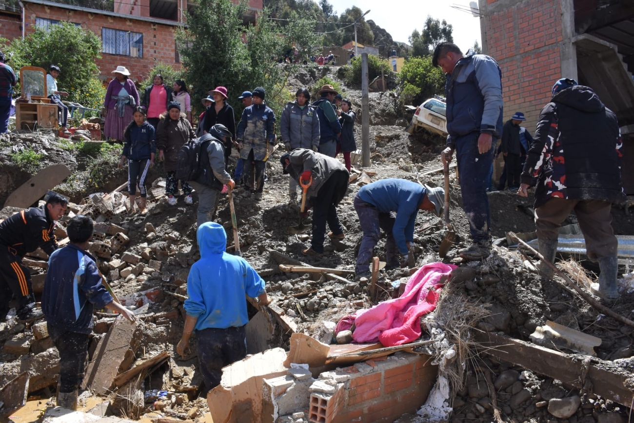Bomberos confirmaron la muerte de las tres personas entre los escombros de un muro que se derrumbó sobre la vivienda en Achocalla