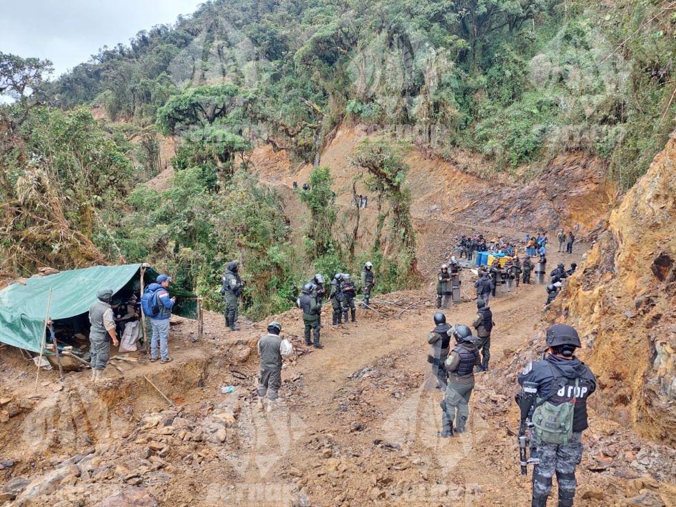 SERNAP incauta maquinaria con la que abrieron un camino ilegal en la zona de protección estricta de Cotapata