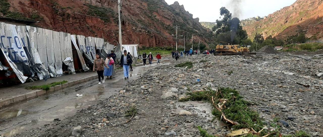 Desborde de ríos en la parte sur de La Paz genera caos y cierre la ruta hacía Mallasa