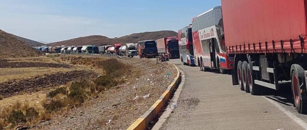 Por la falta de dólares transportistas anuncian bloqueo para el lunes 20 de mayo en la vía La Paz - Oruro 