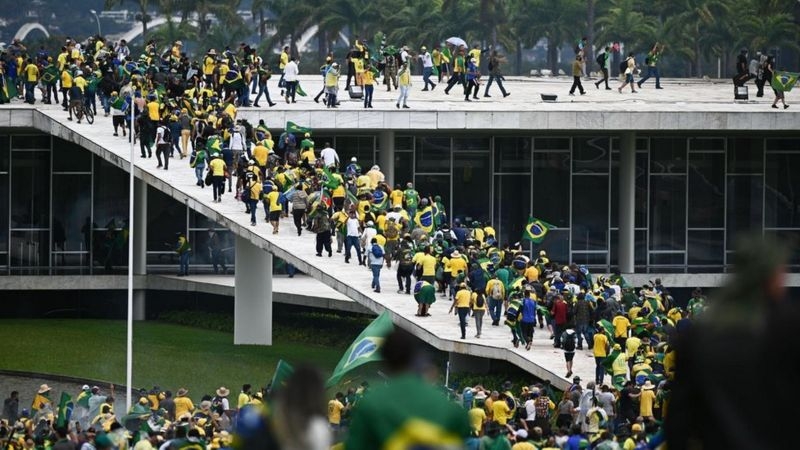 Así ocurrió el asalto de miles de seguidores de Bolsonaro a las sedes de los tres poderes en Brasil