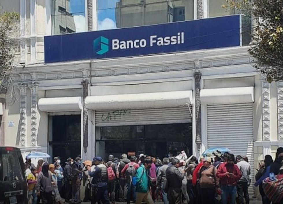 Ex funcionarios del  Ex Banco Fassil recibieron este viernes sus sueldos del mes de abril y decidieron levantar las medidas de presión
