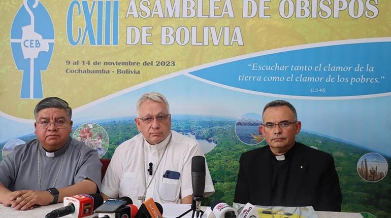 La Iglesia suspende a párroco que es buscado por presunta violación a un hombre