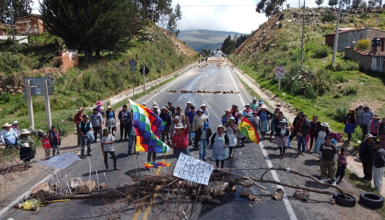 Campesinos afines a Evo Morales decidieron levantar el bloqueo nacional de carreteras